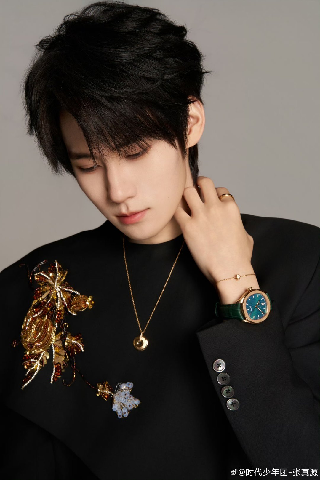 张真源黑金贵公子张真源黑披风西装 张真源黑金贵公子！！太帅了 