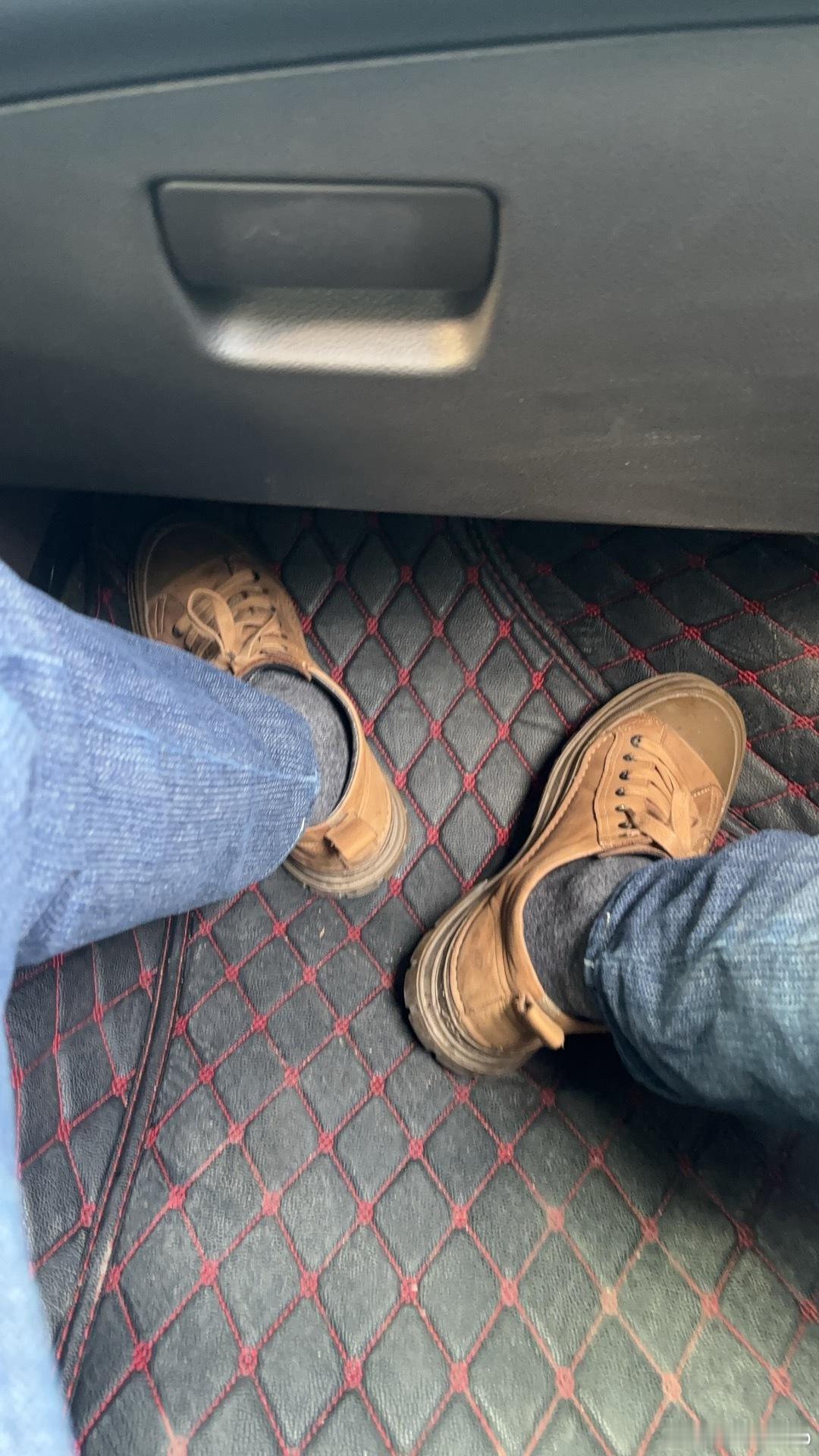 其实人最好的状态就是销声匿迹，半隐半藏，除了赚钱，平常不需要太多的社交和喧哗，我