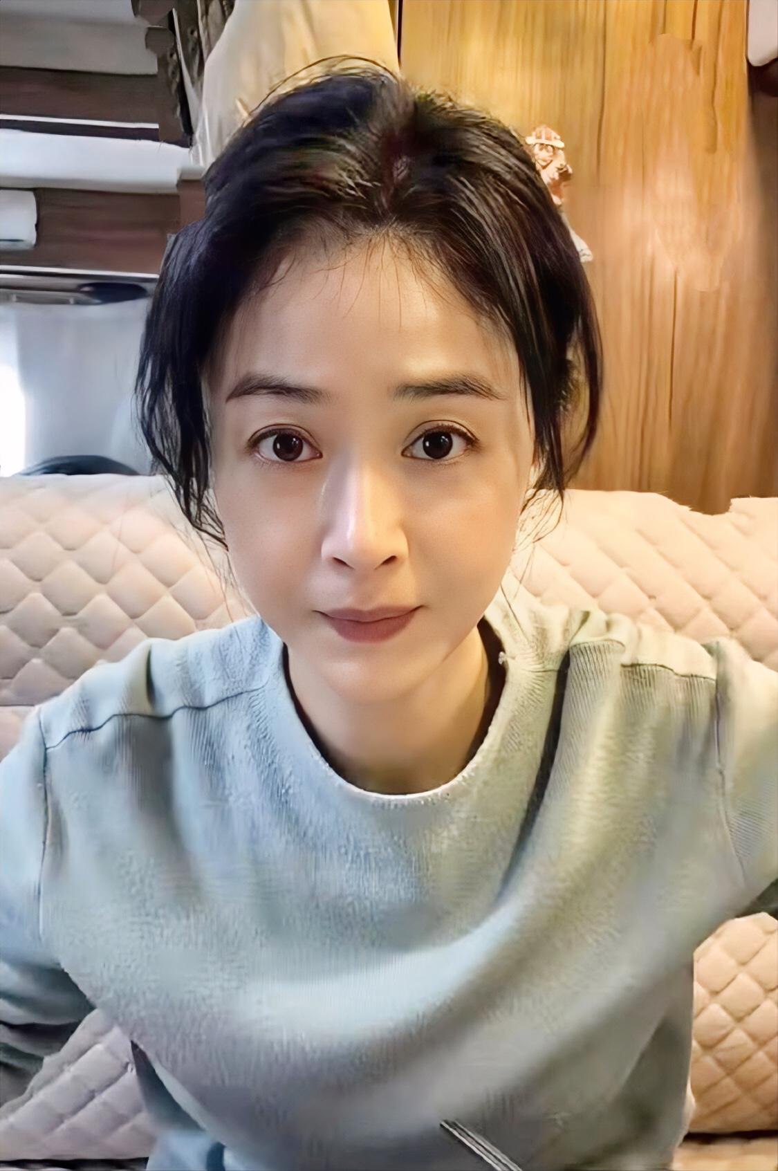 明星的衣服也会起球，我有一件毛衣自己19岁时买的打底，不是经常穿衣服多配着穿，后