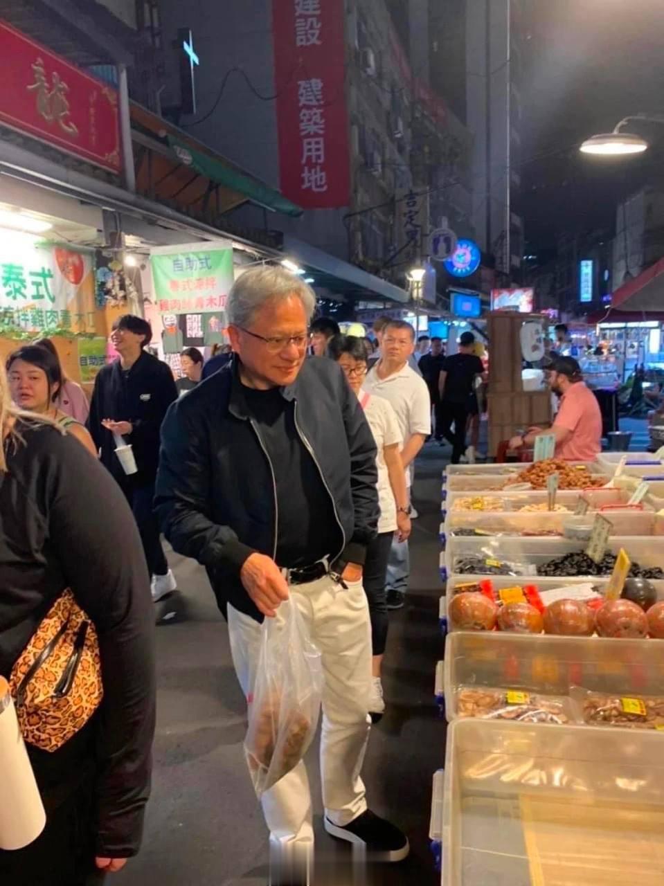 夜市上的这位，有人认识吗？ ​​​