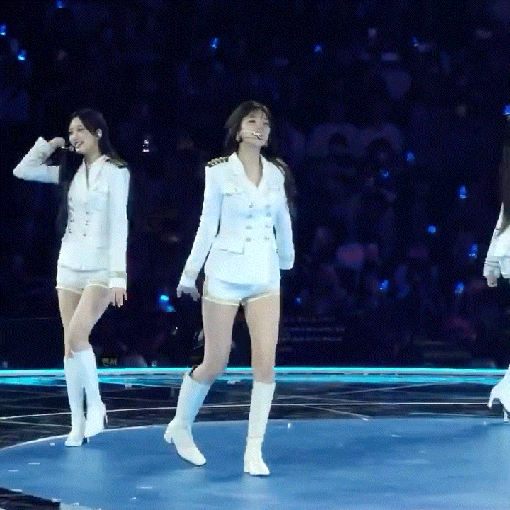 安宥真崴脚安宥真两双鞋子都不合脚。。舞台上崴脚了，鞋子还用胶带贴着