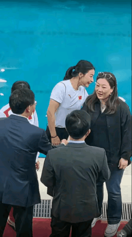 同样是三个孩子的妈，
伏明霞和郭晶晶
感觉差别很大，
伏明霞家里不会没有保姆吧！