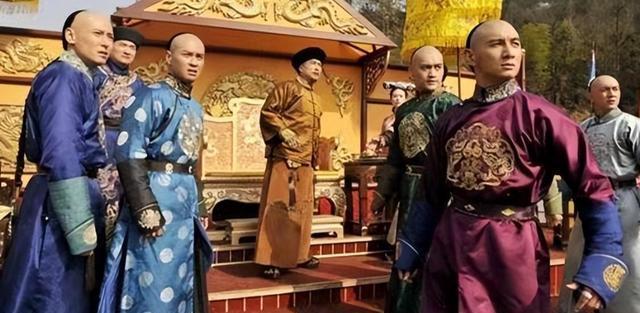 康熙晚年，“九子夺嫡”暗流涌动，皇位归属牵动国运。雍正最终继位，其子乾隆推行闭关