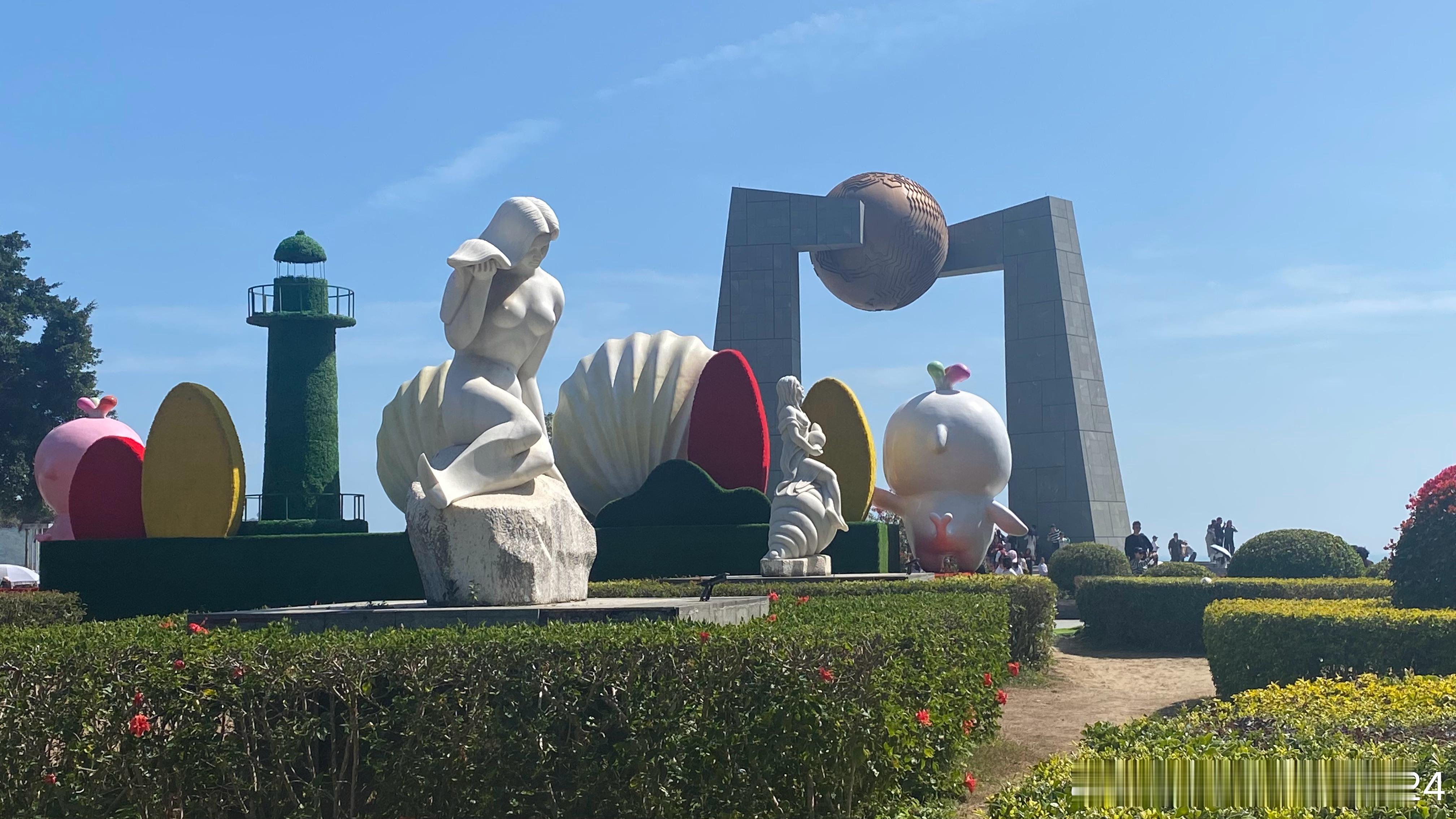 按照华清池杨贵妃的着装标准。南澳岛的这个北回归线广场前的雕塑统统不合格！杨贵妃西