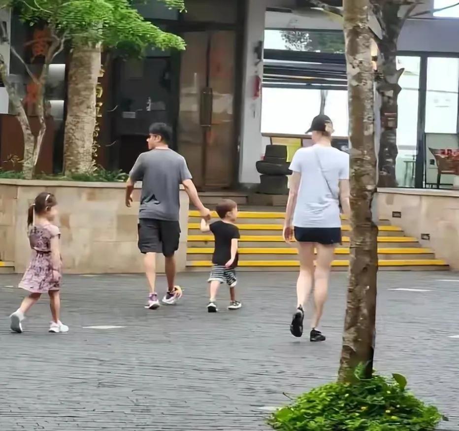 撒贝宁李白一家四口背影照
有没有发现？看点十足
撒贝宁拉着儿子
儿子向前走，步伐
