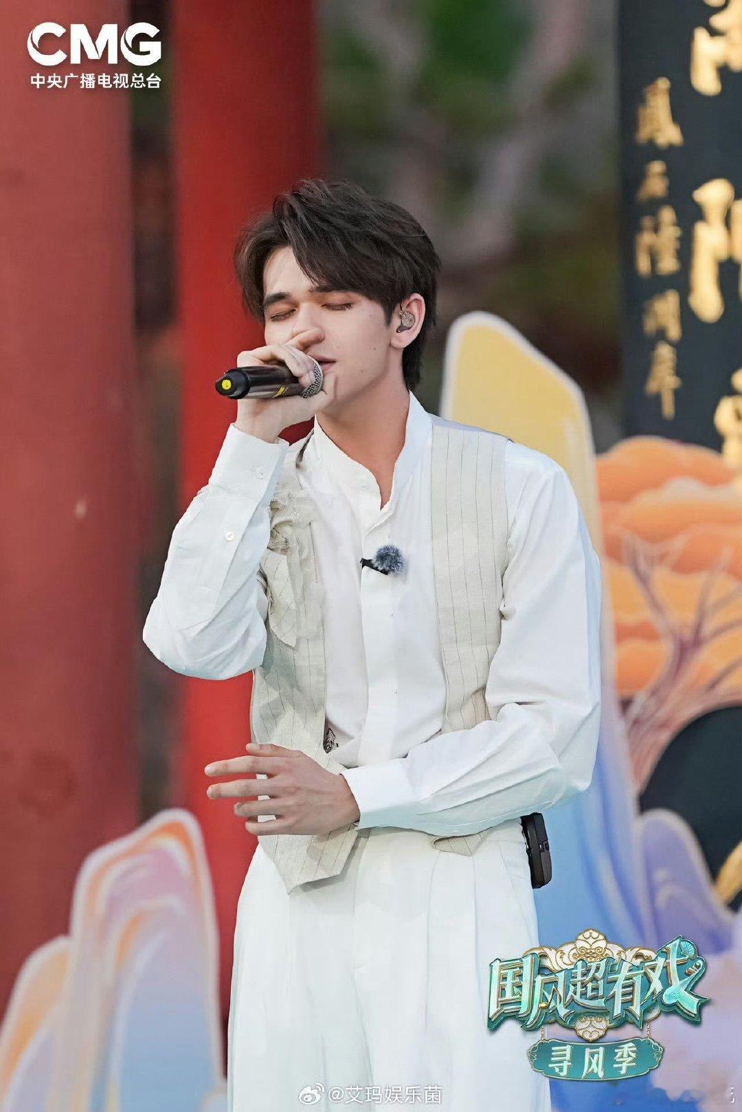 庆怜纯正出口国风音乐 庆怜的中文进步很大，咬字清晰，情感真挚，配合他的肢体表达，