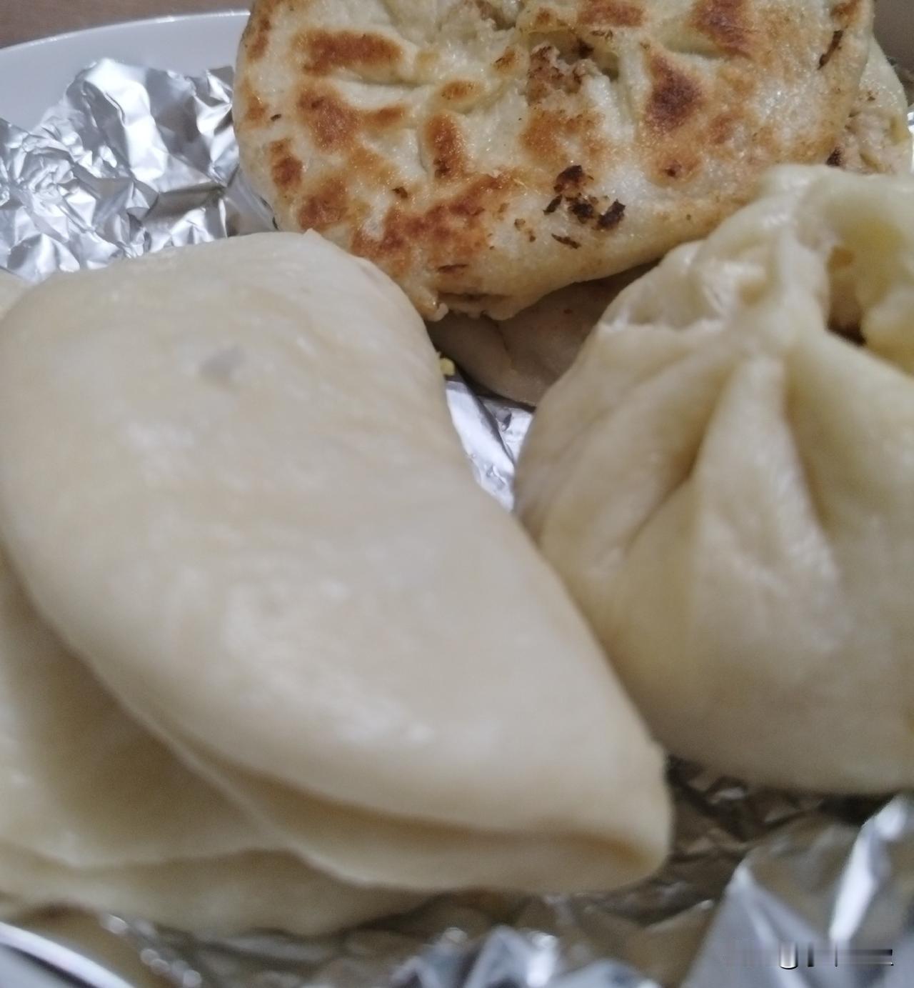 高二生开学第五天，今天的早餐：包子，荷叶饼，馅饼任选，南瓜绿豆大米粥，白菜心炒鸡