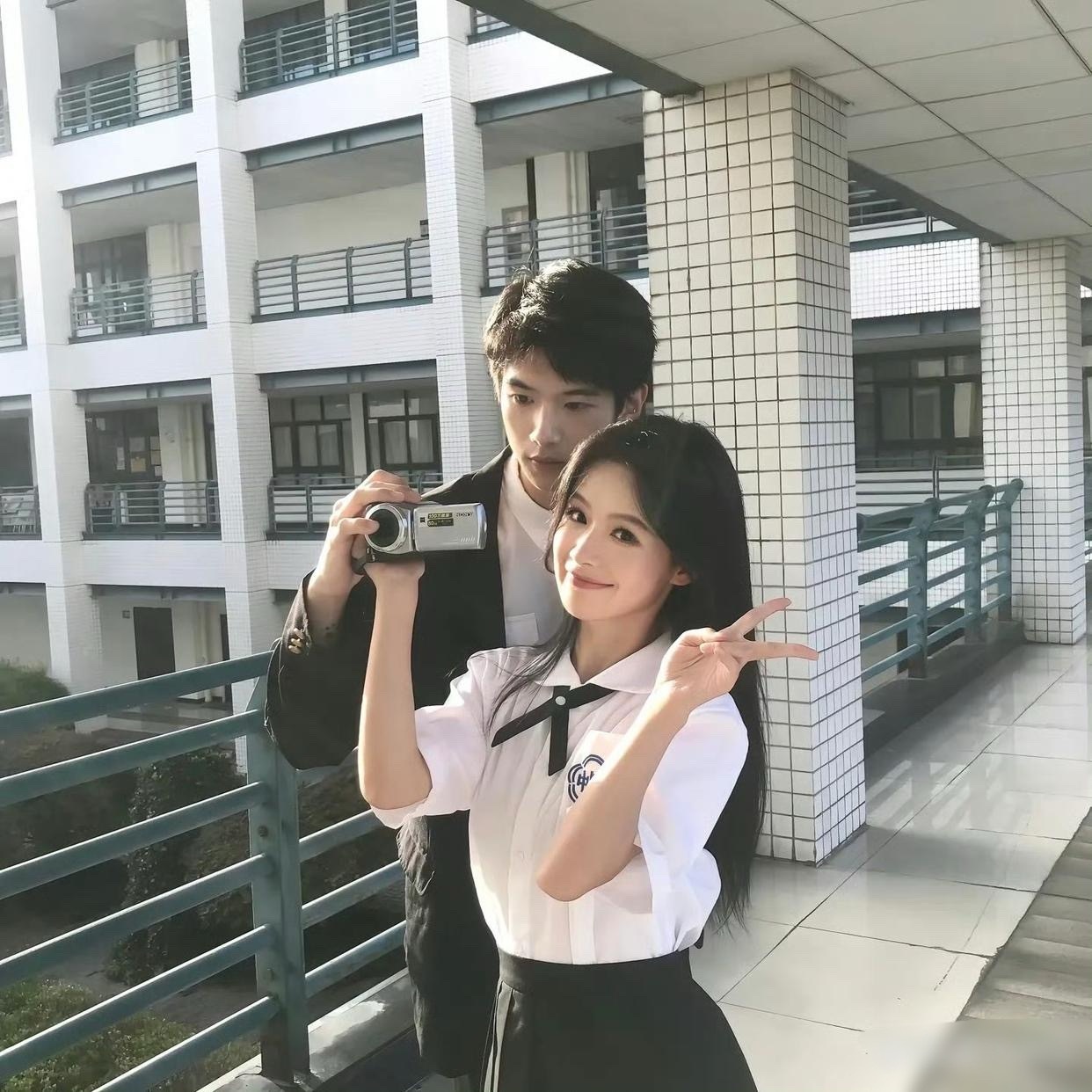 看来看去，余茵还是最适配学生装。因为她个子不高，她的现代装总是踩着恨天高，拉全景