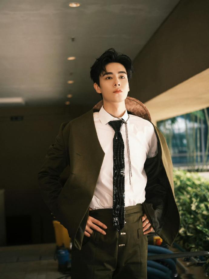 胡一天侧颜没输过胡一天的侧颜可以直接封神，不管是现代装还是古装造型，侧脸都能完美