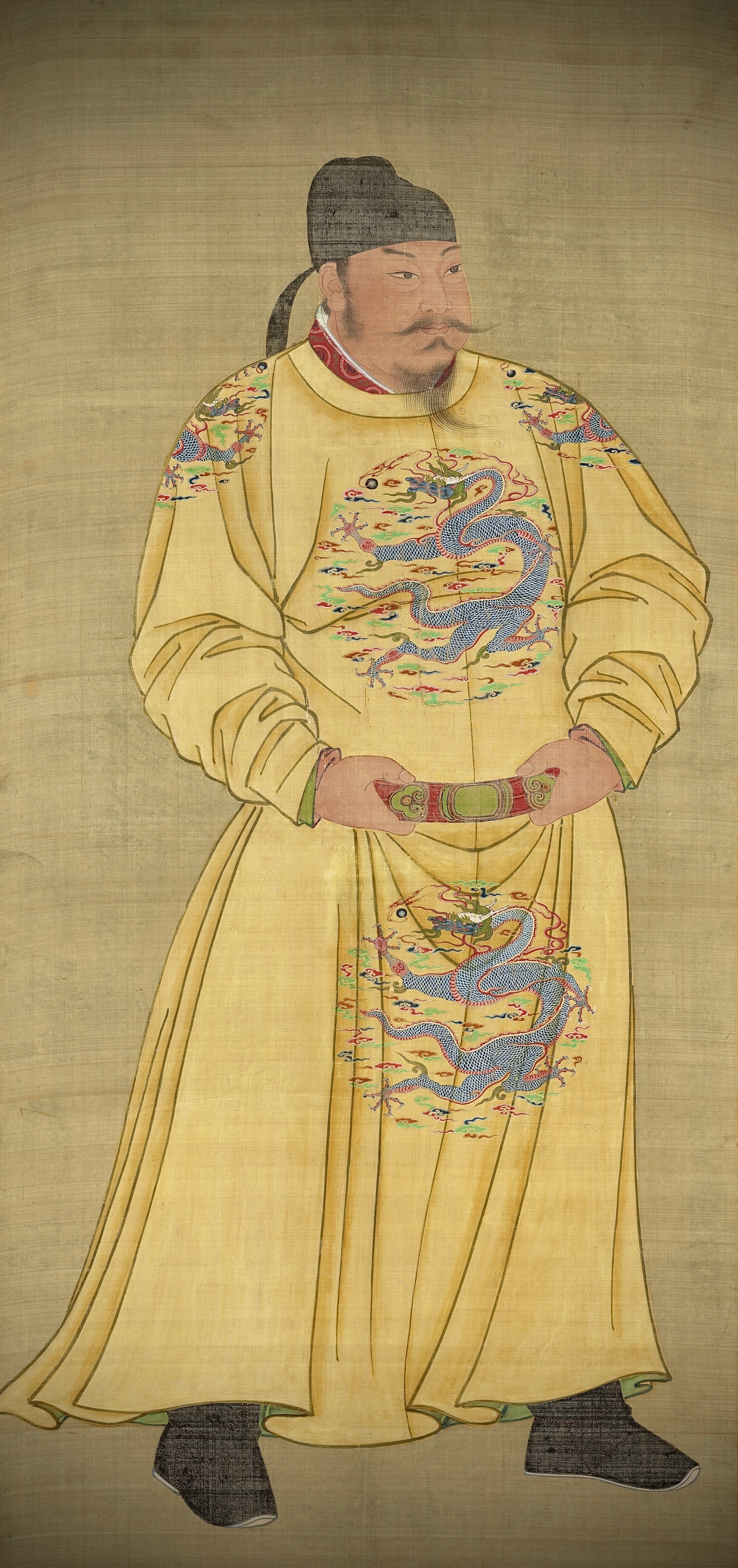 明代《唐太宗立像》 | 台北故宫博物院藏唐太宗头戴乌纱帝翅幞头，方圆脸，淡眉，长