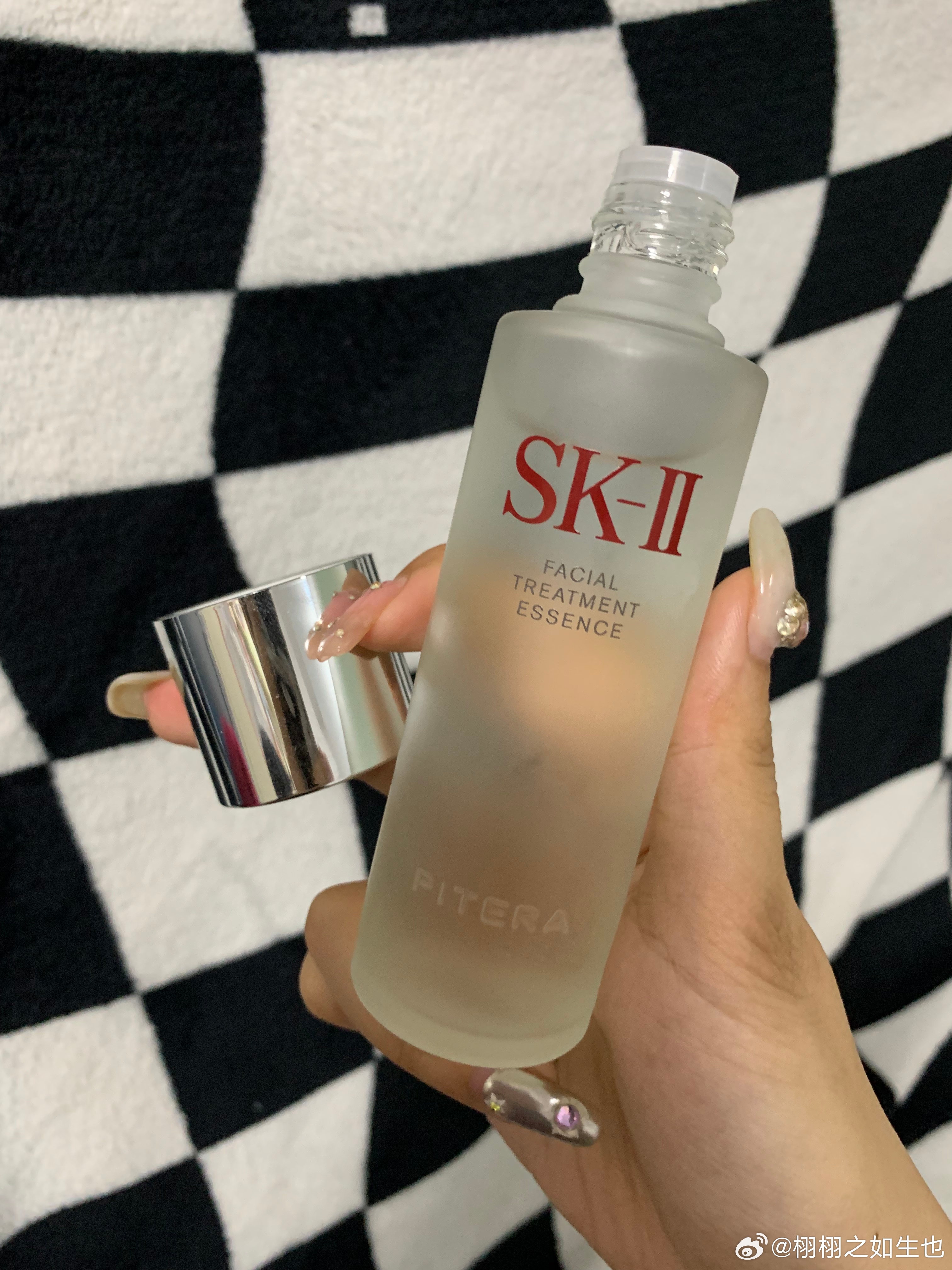 这几年一直都在用SK2神仙水，皮肤稳稳的，就算姨妈期和熬夜都没有爆痘爆闭口的情况