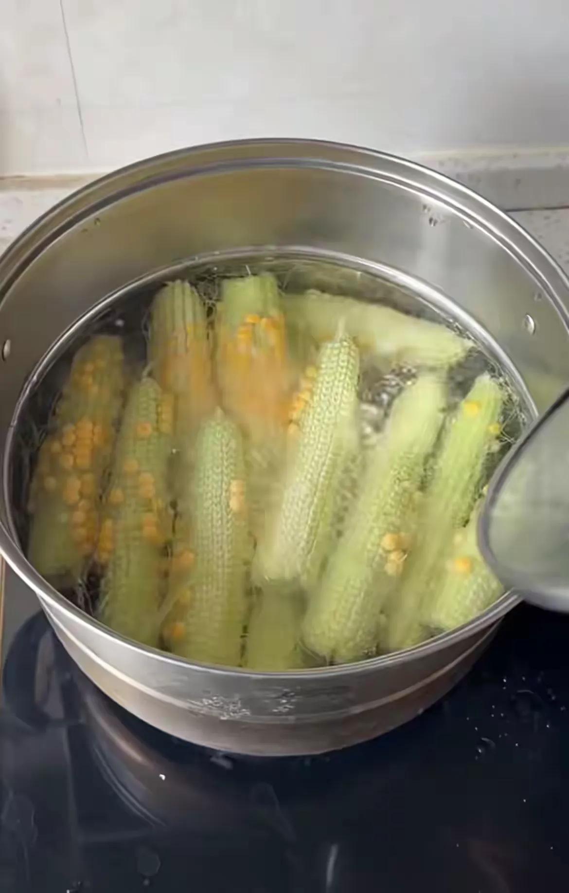 这个玉米棒怎么说，用你老家话说。
我想说这种款式的玉米一个人能吃三大锅吧！