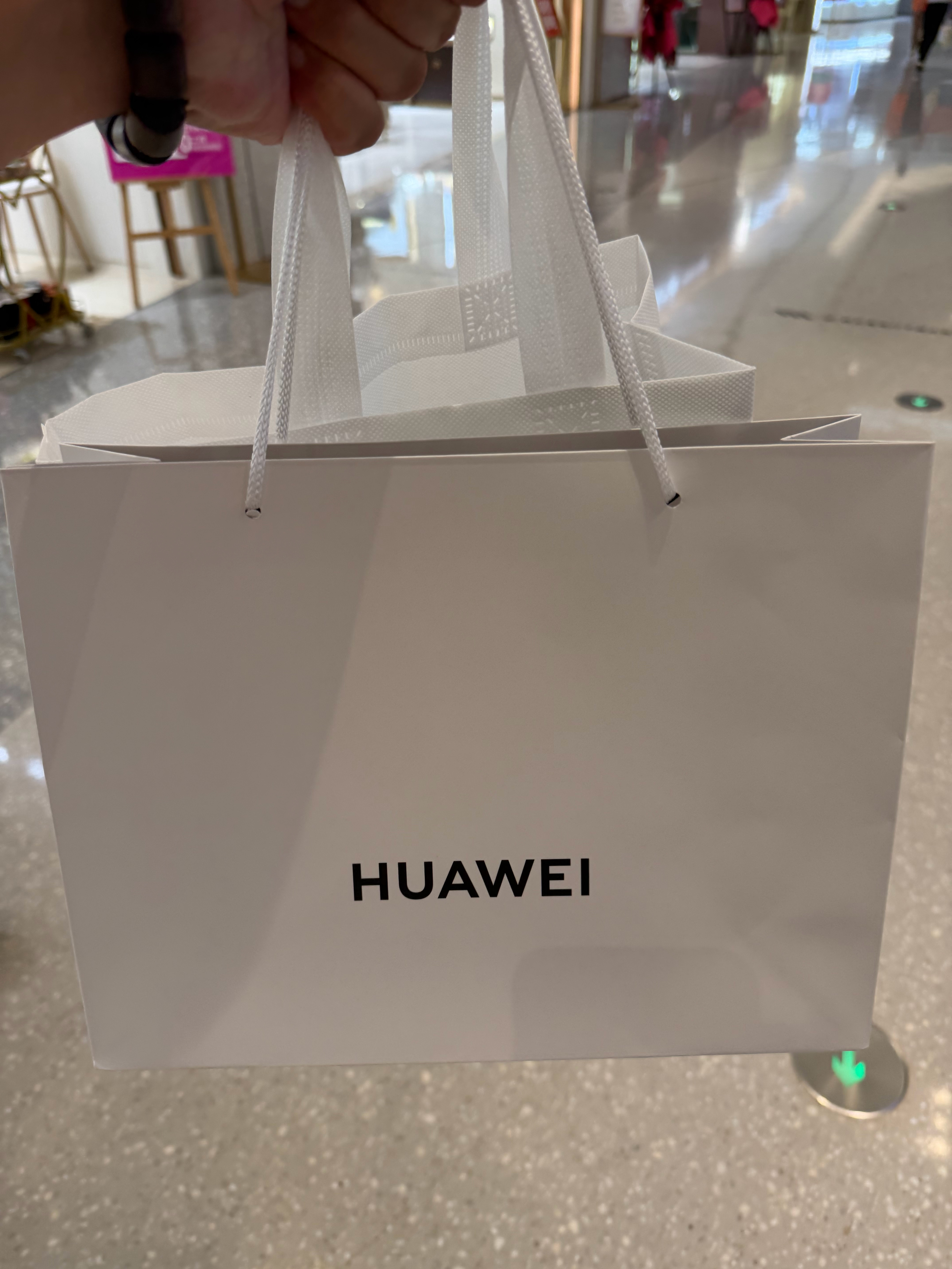 买到了！华为mate90，刚才有一台 RS 在我面前，可惜是黑色的[苦涩]红色就