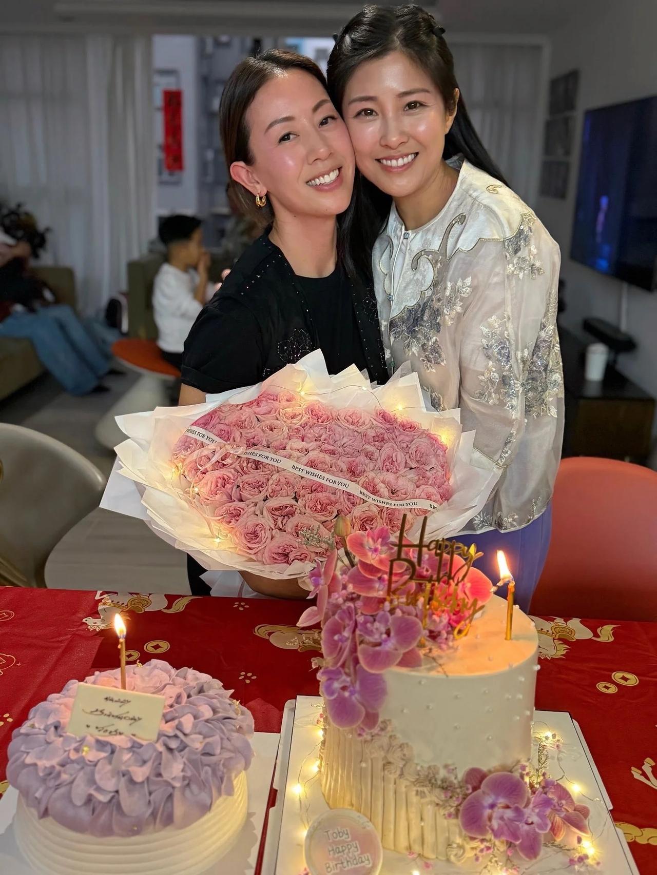 左边是梁靖琪，1983年出生，身高165cm。
右边是周家蔚，1983年出生，身