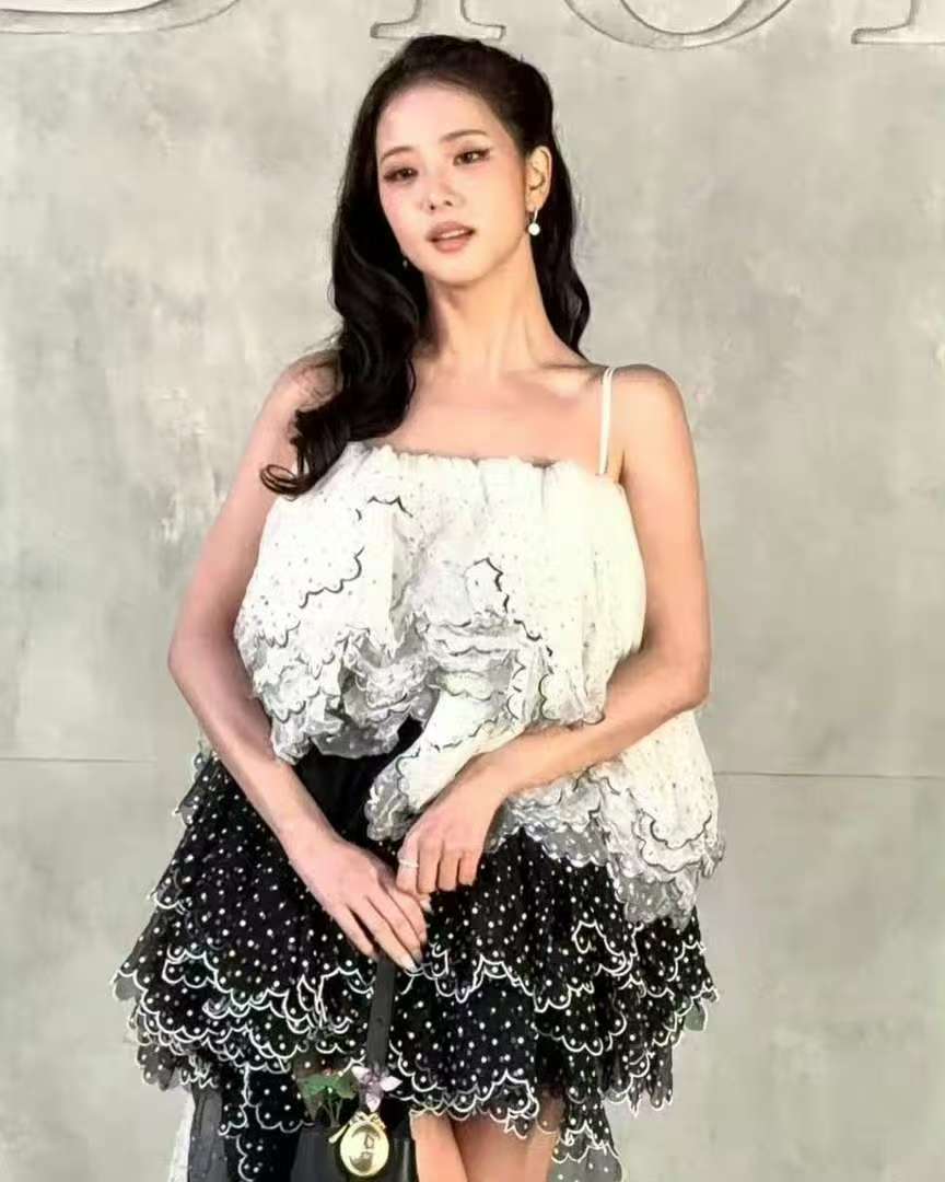 金智秀迪奥大秀生图智秀参加迪奥大秀 金智秀吊带波点花瓣裙