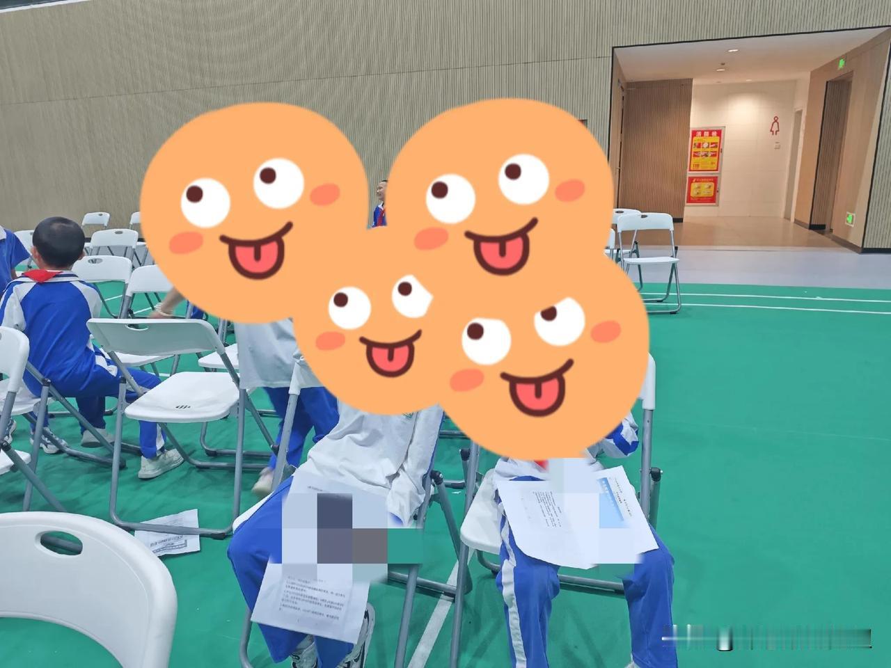 学校组织打疫苗，笑哈哈。
家长带去社康打疫苗哭哈哈。大家的娃是这样的吗？今天学校