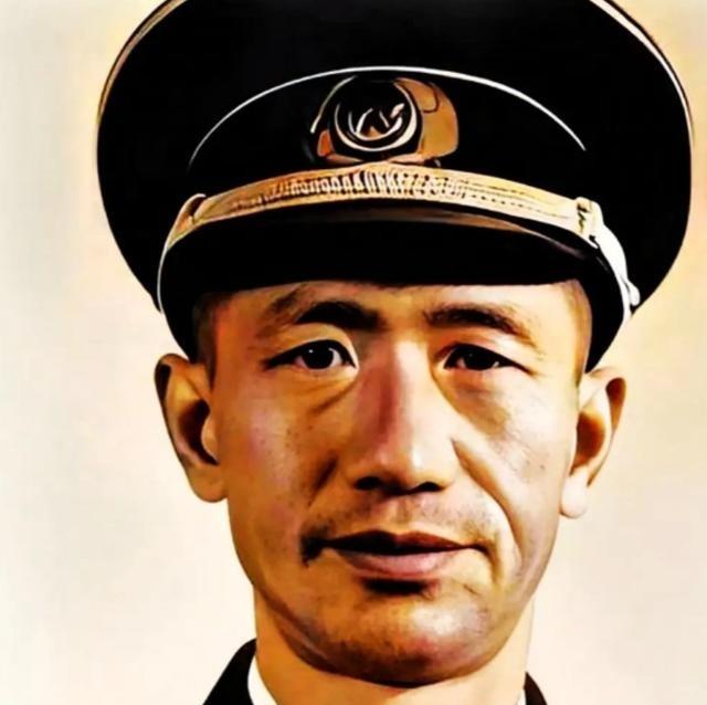 1933年，红九军军长何畏突然拔出手枪，对准作战科长周希汉的脑袋，连开5枪，子弹