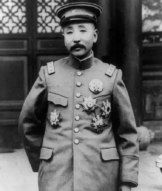 张作霖吃东西，有个铁打的规矩：饭桌上不准有海参。可大帅府里偏偏有人不信邪，一盘海