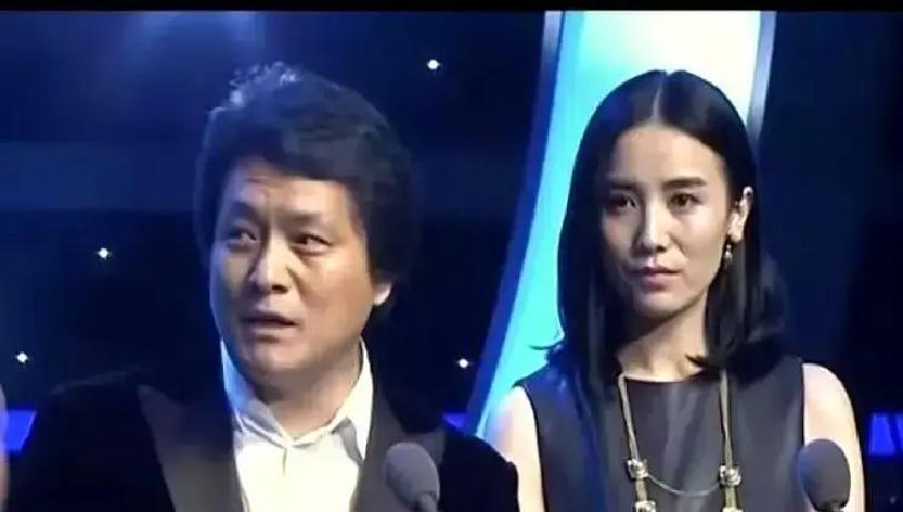 白玉兰奖为他改了规则，但他早已不需要了。
 
2015年，郭靖宇在颁奖礼现场看到