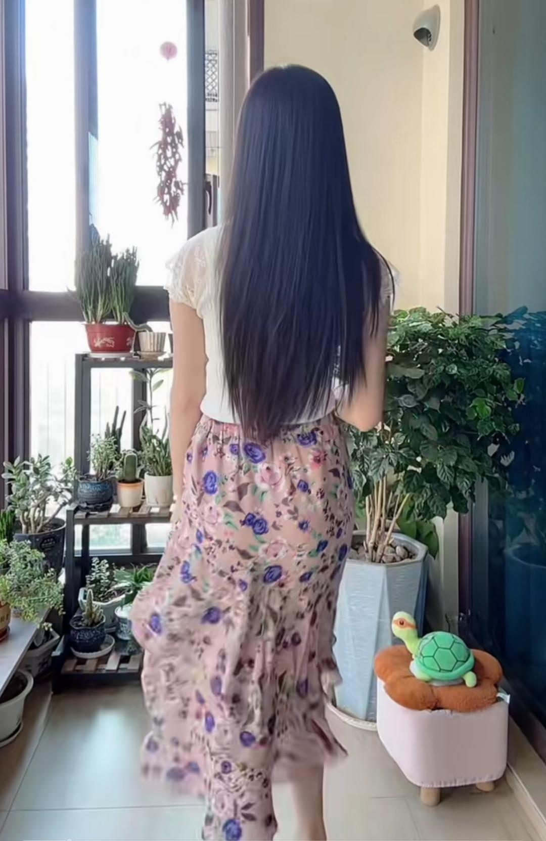 谢谢邀请，试对下联：

上联：鱼跃清溪里，
下联：舟行碧水间。

上联“鱼跃清溪