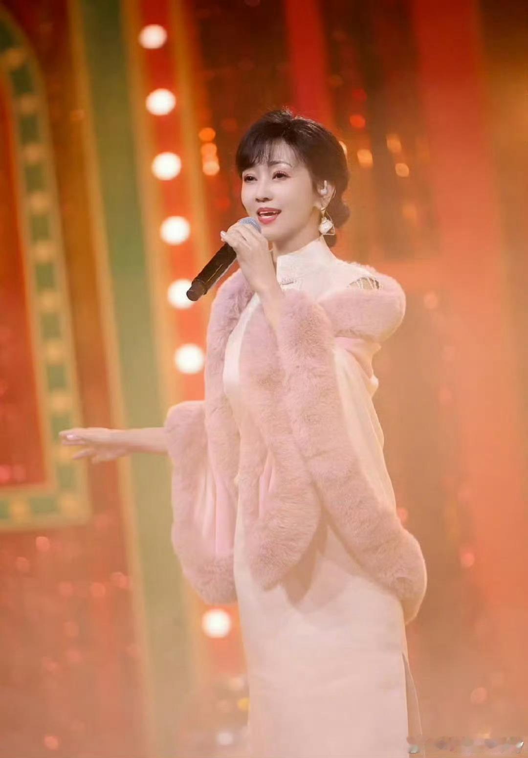 真的与她以往在荧幕上塑造的优雅、端庄形象形成反差，充满了新鲜感和趣味，芝姐一开口