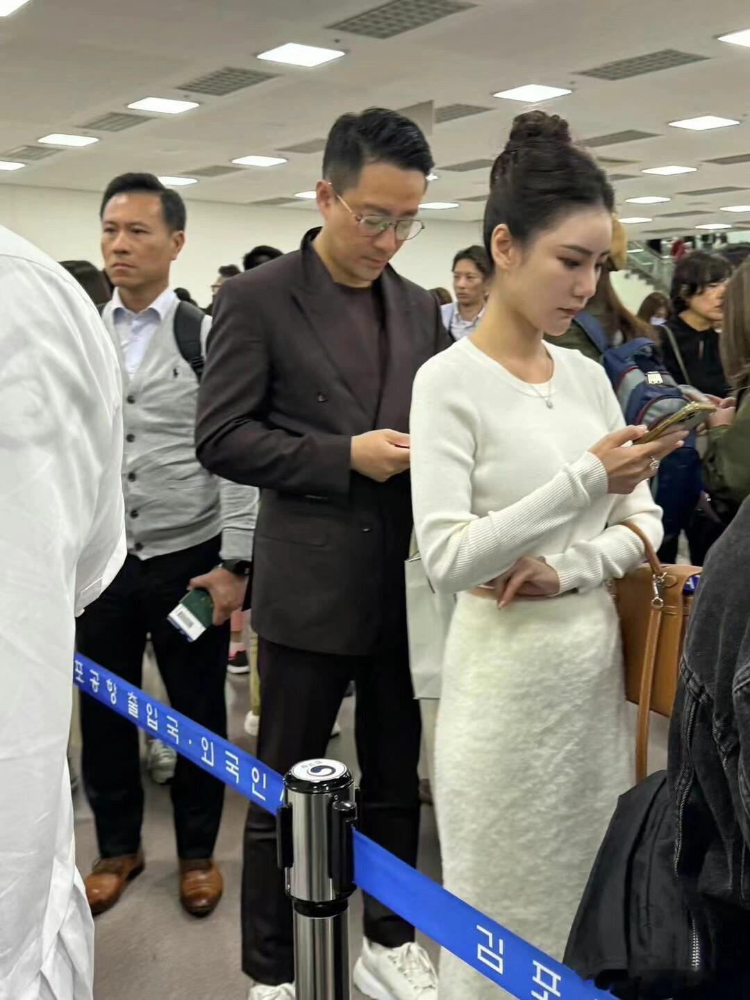 韩国机场偶遇汪小菲马筱梅，未婚妻手上的大钻戒抢镜，两人去韩国度假了… ​​​