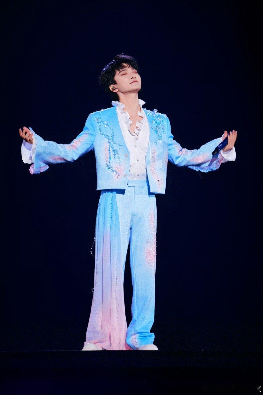 周深紧急叫停 周深演唱会突发名场面！唱跳正嗨意外嘴瓢，下一秒中气十足喊停要重来，