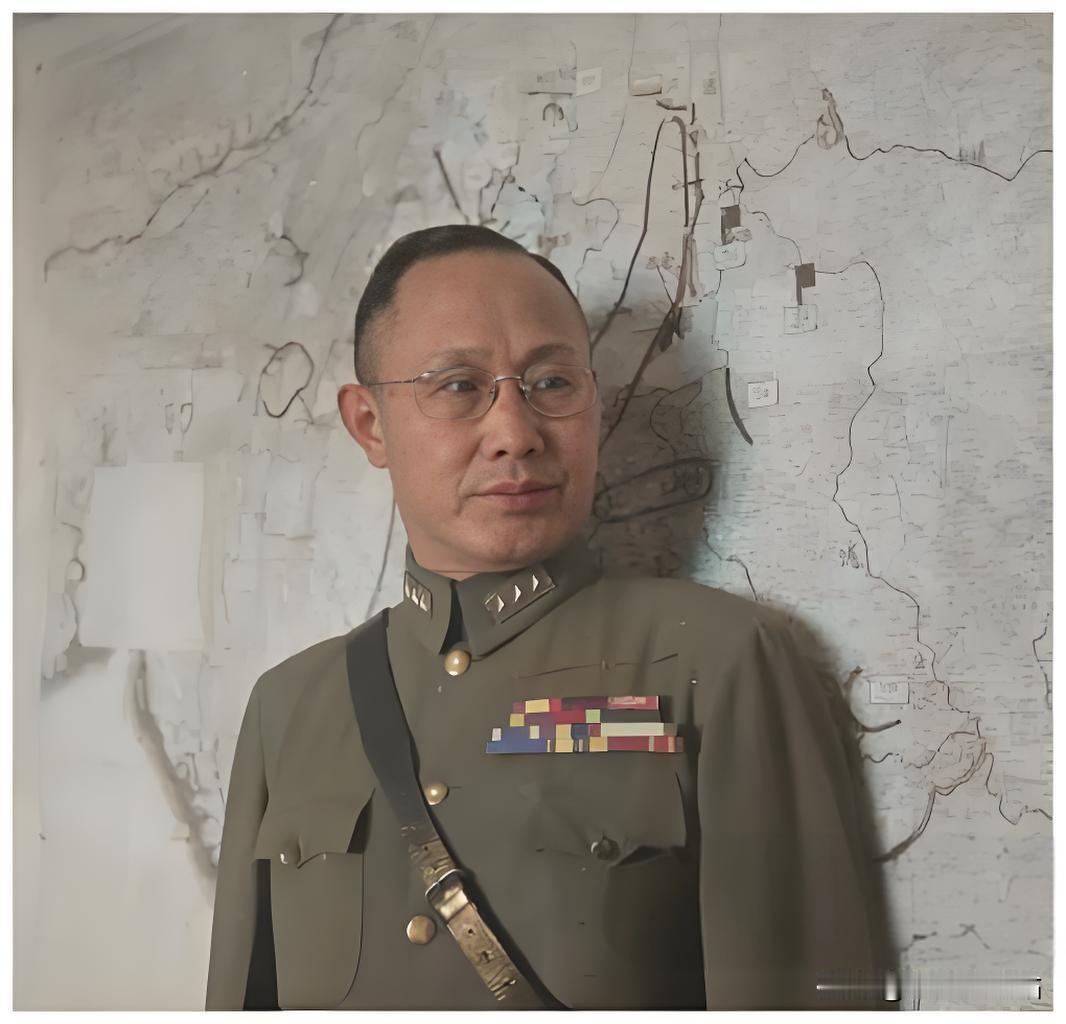 国民政府的高级将领何应钦矗立于巨大的作战地图之前