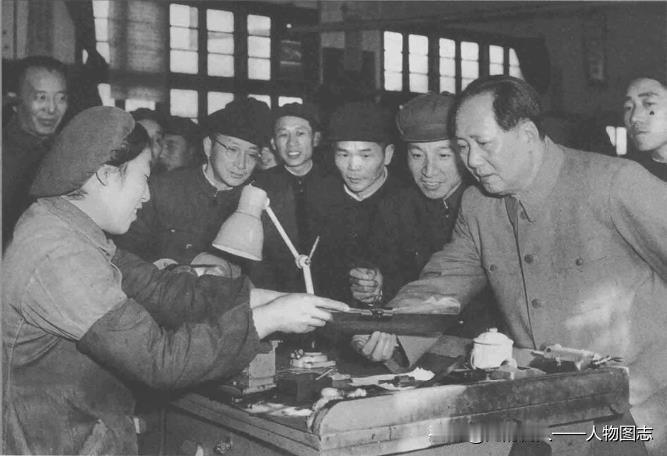 1956年，毛泽东视察国营南京无线电厂。