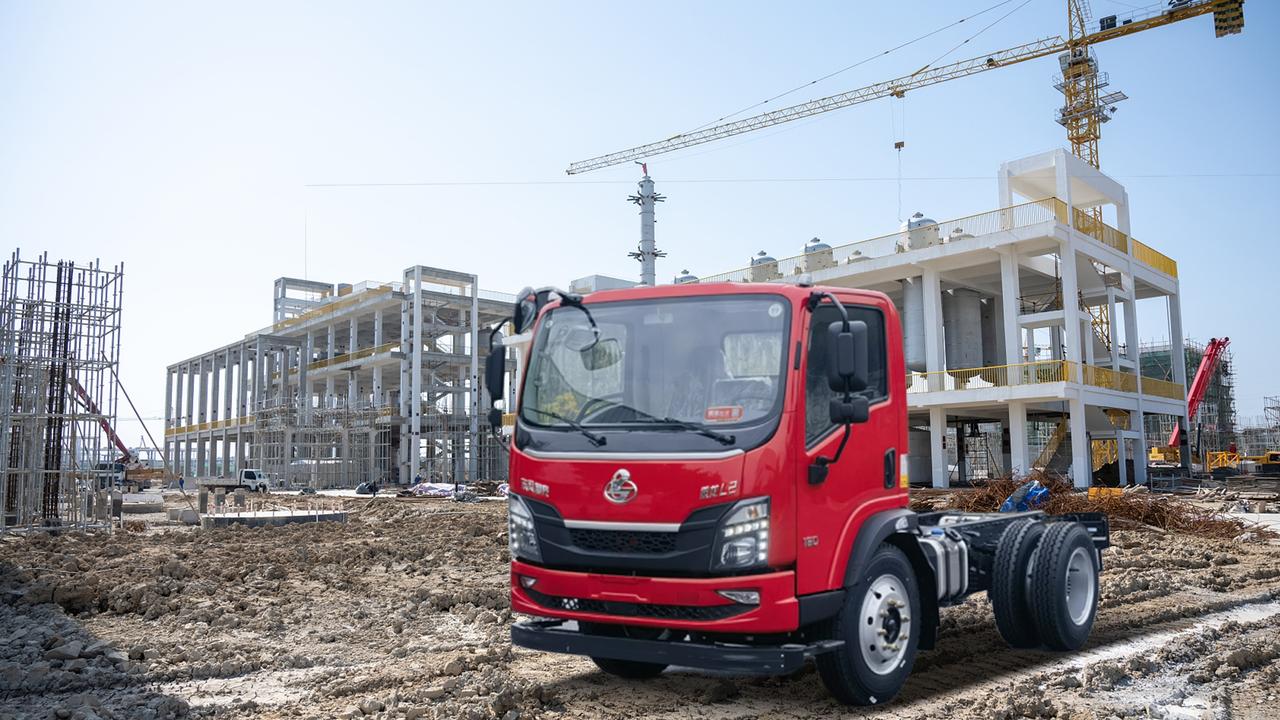 乘龙L2自卸车是一款小型自卸卡车，搭载160大马力发动机匹配10档变速箱，动力十