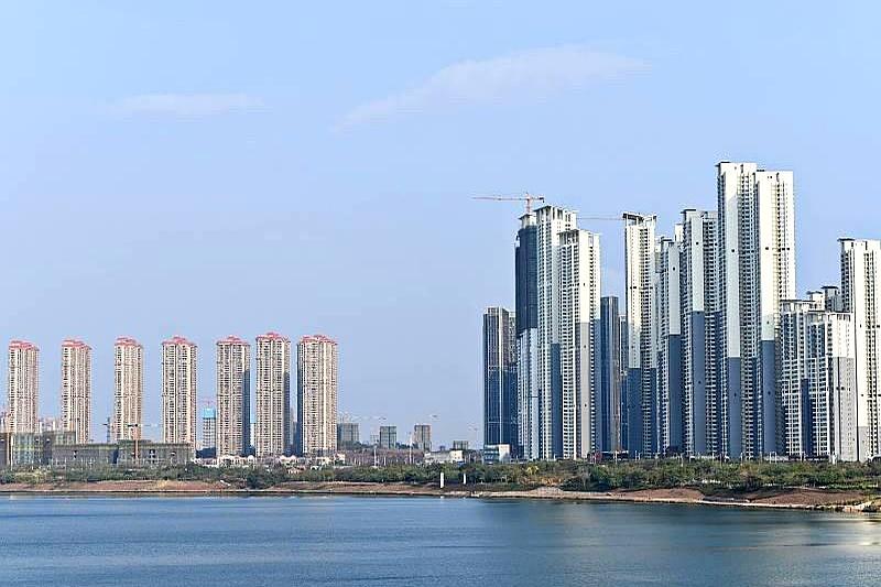 截止10月11号，长沙滨江新城从一万四跌到一万三，北辰三角洲也跟着降了一千。
老