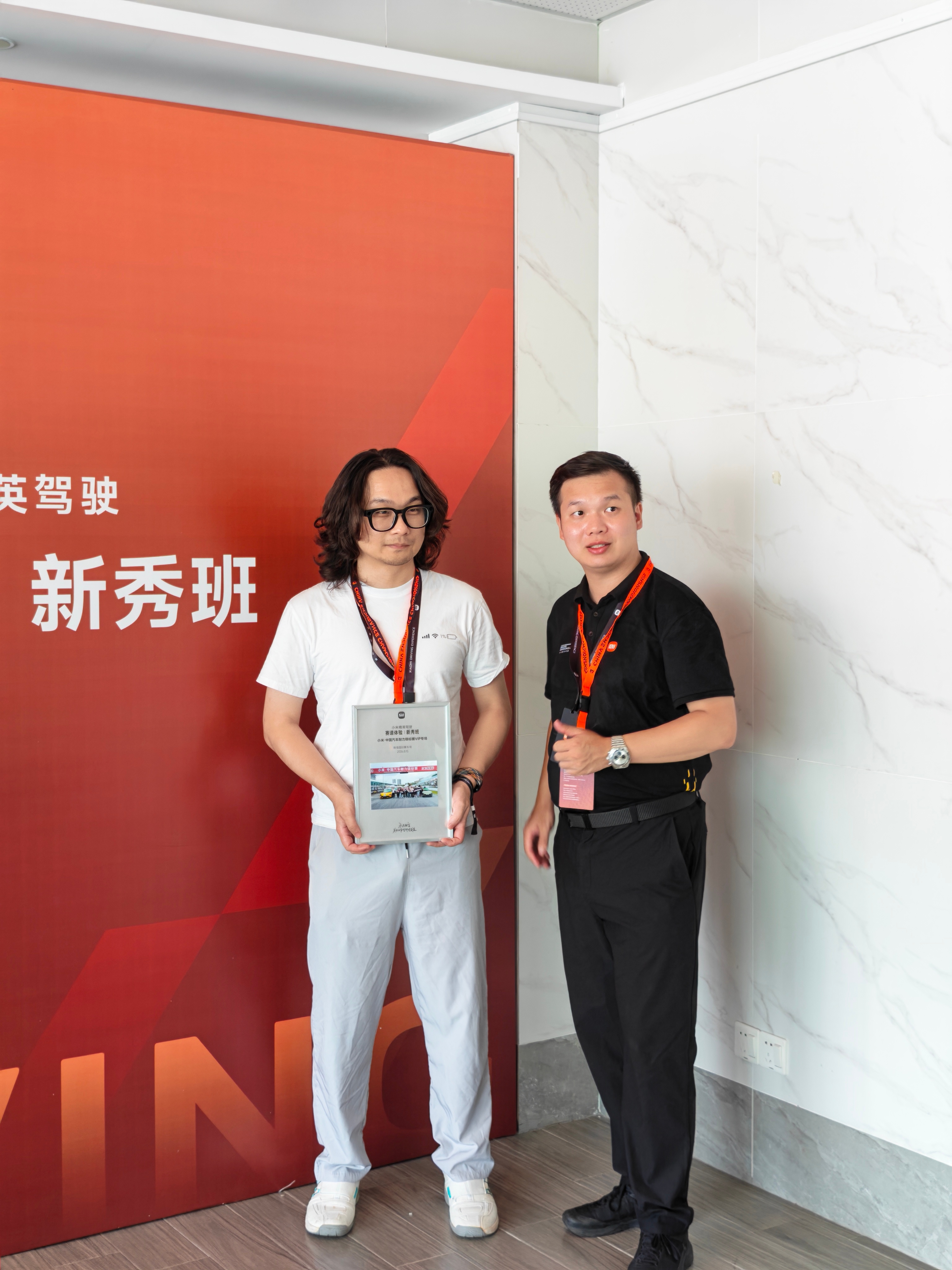 某人获颁证书后绷住的表情 