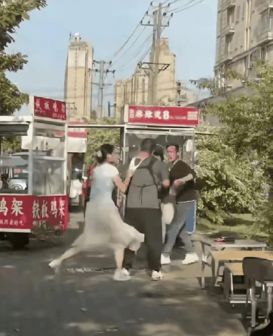 近日，安徽淮南一女子与男人吵架，直接脱下内裤套在男子头上！让旁观者震惊！
   