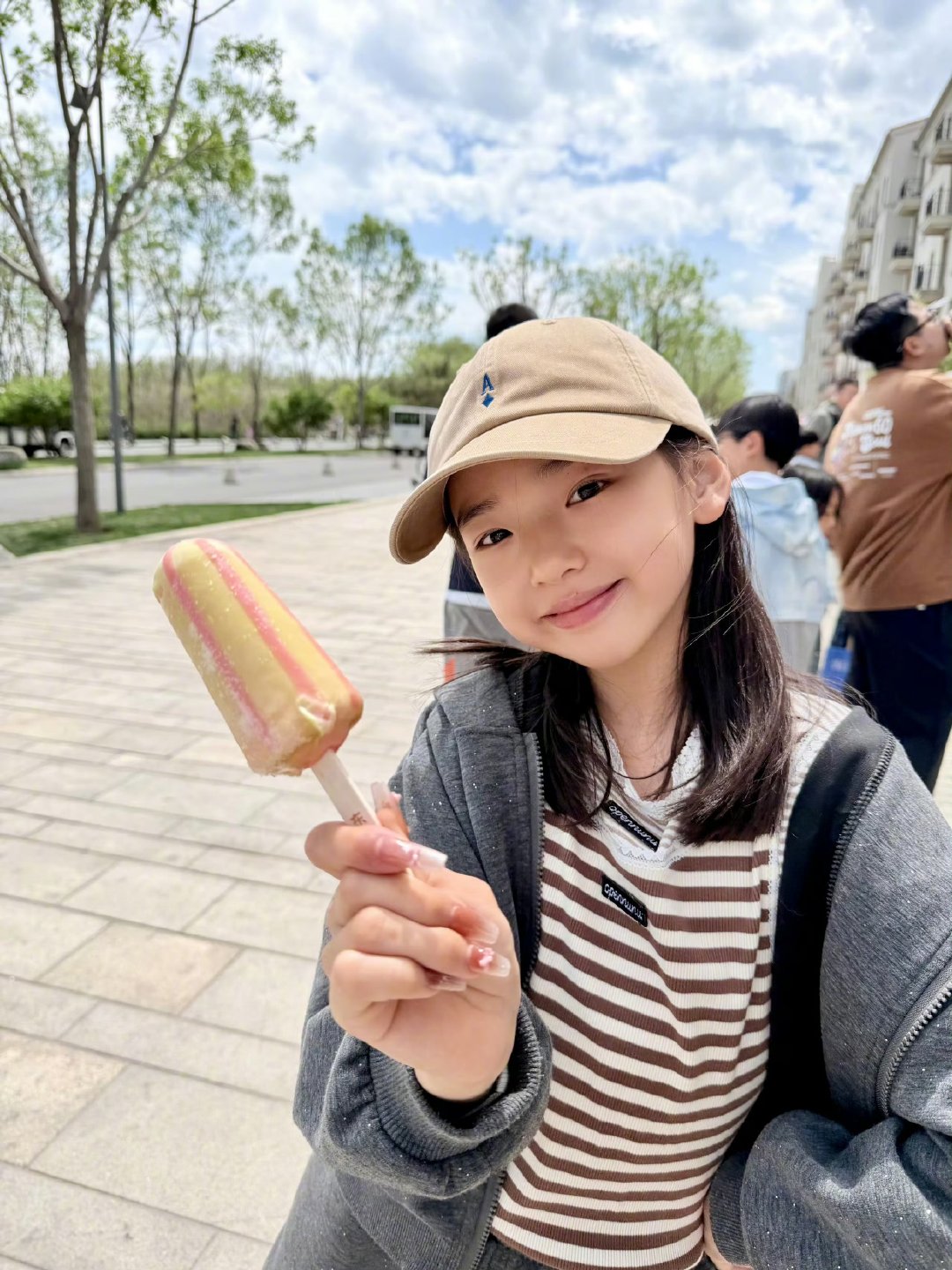 小酒窝的生日会像是明星见面会董璇给了小酒窝完全宠爱 用心筹备专属生日派对，排场温