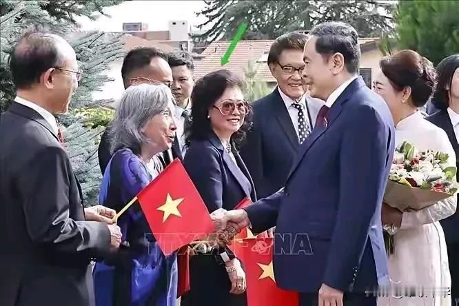 在国际上外交上，携带夫人出国访问并不少见，而罕见的是越南党首、元首、政府首脑、国