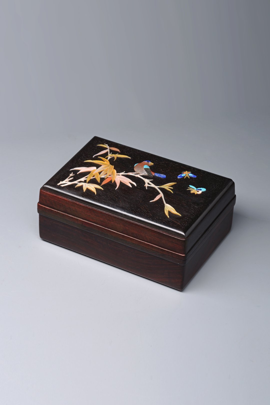 小叶紫檀百宝嵌 | 竹雀图 文盒全独板榫卯制作，器型简约大方，百宝嵌竹雀图，精丽