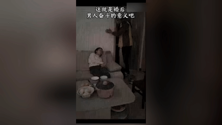 情深！凌晨两点的灯光，照着沙发上蜷缩的她。残疾的她等得太困，歪着头睡着了，桌上却