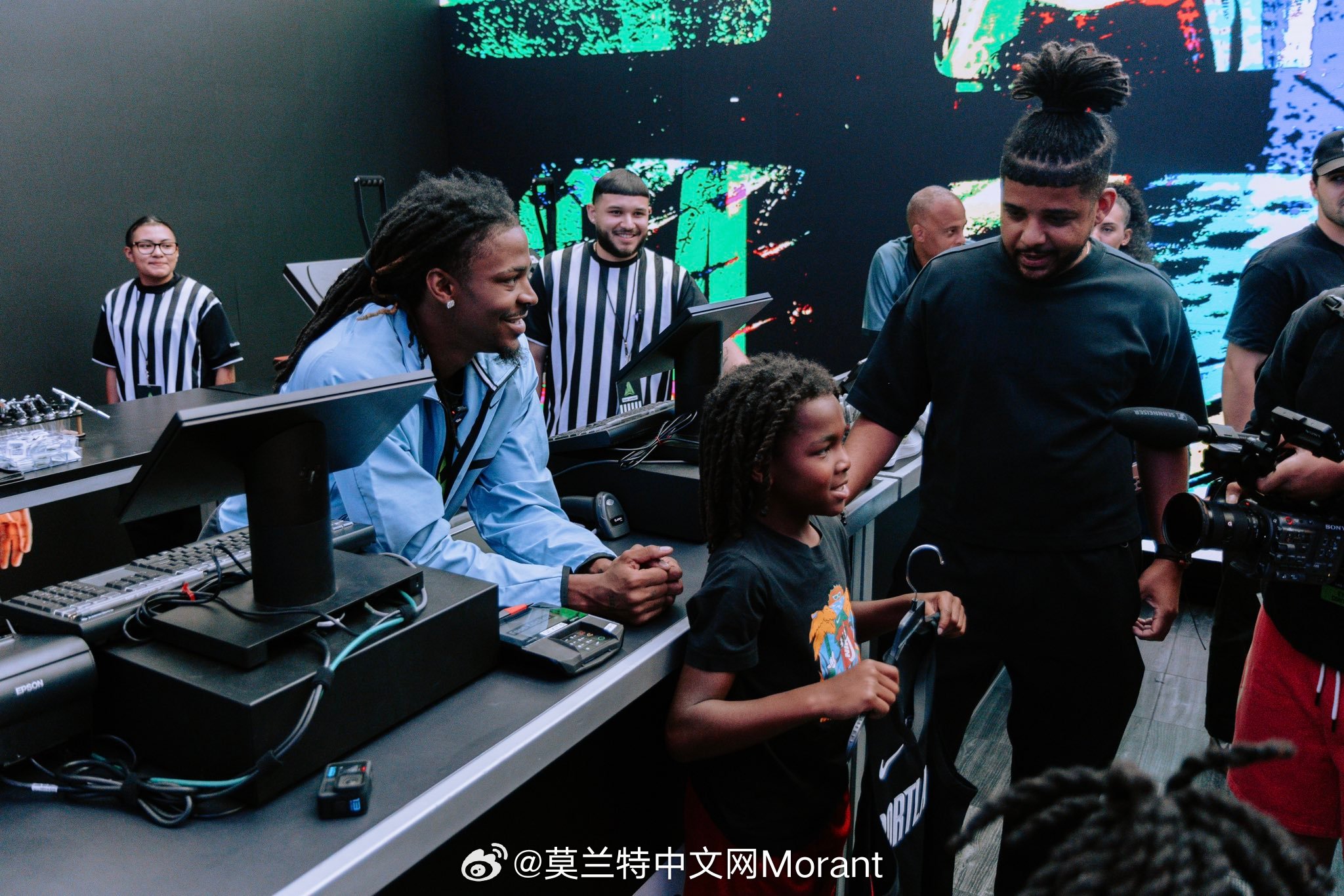开拓者官方：Ja showing love to the fans in Veg