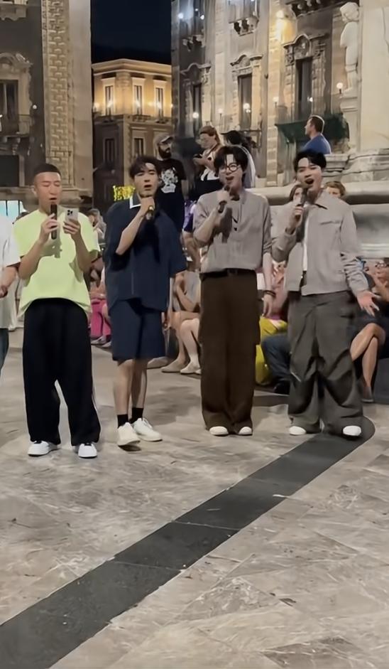刘宇宁身边是龚俊，唱歌都没跑调真不容易啊……

在录制刘宇宁地球超新鲜官宣 时，