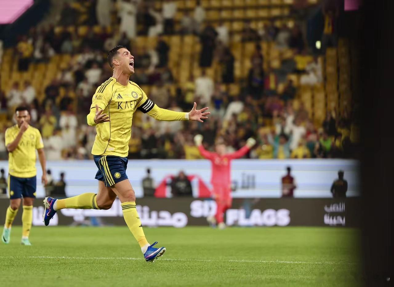 C罗成为足坛首位30岁之后打进500球的球员，刷新了历史纪录，不愧为进球机器。利