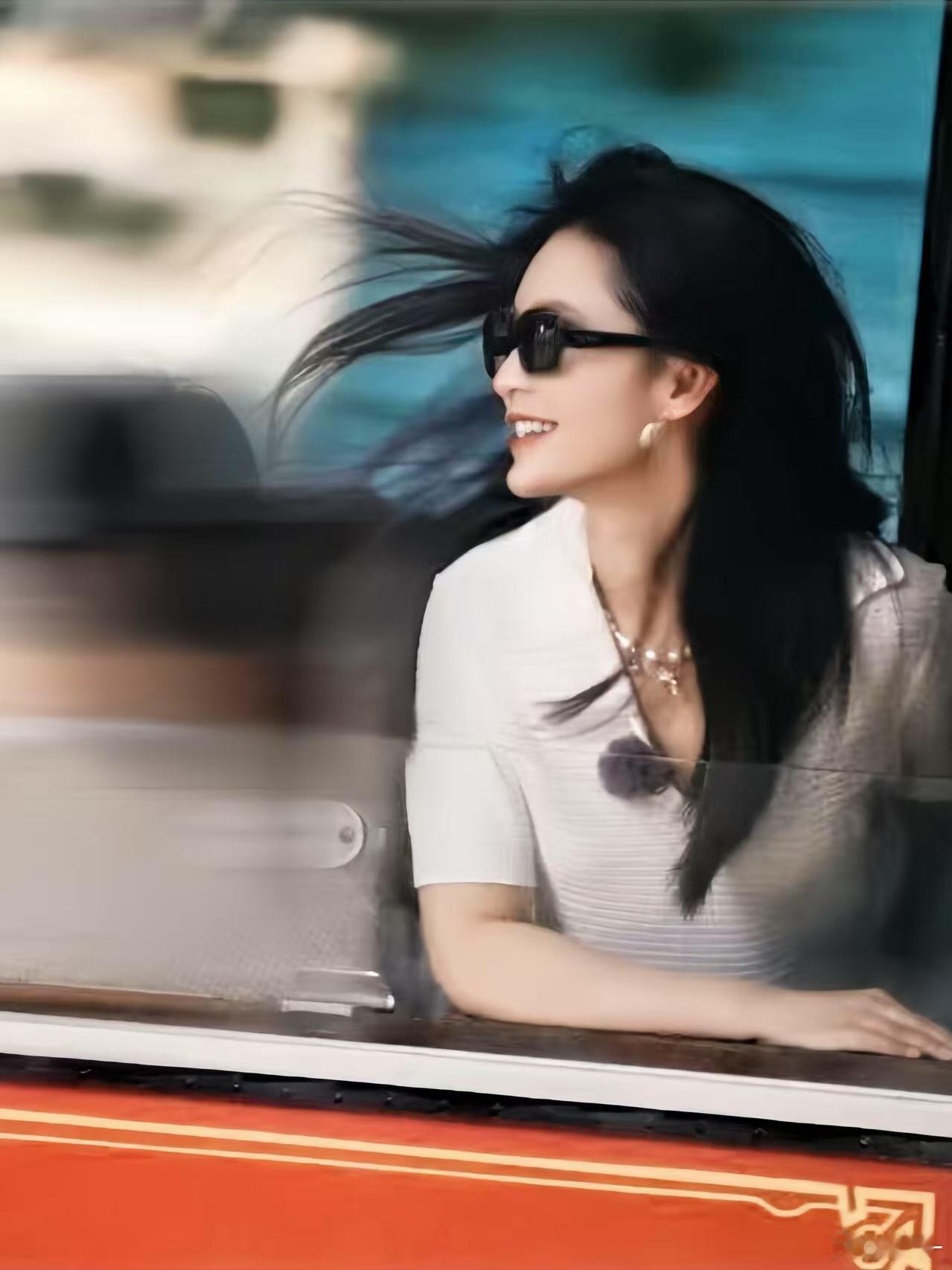 李沁Prada贵气千金李沁Prada港圈大小姐驾到 谁再说李沁只有温婉！今天这身