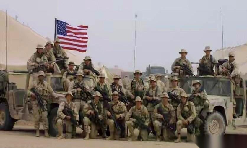 一艘满载着3500名美国大兵的两栖攻击舰，就这么悄无声息地，滑进了中东。
 
船