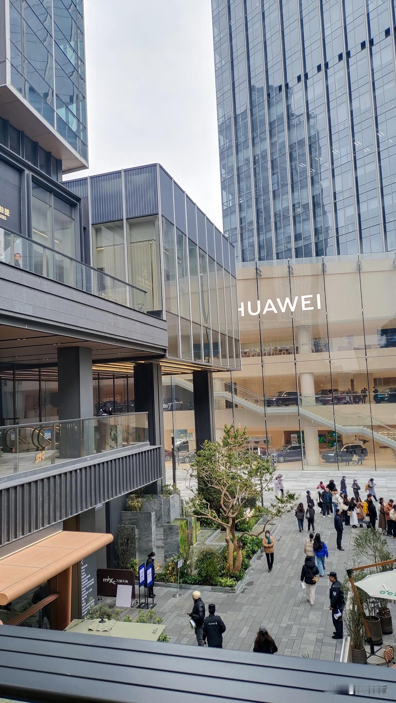 苏州石路万象城，1月31日刚过10点钟，这里就迎来了很多逛街的人。

上个世纪的