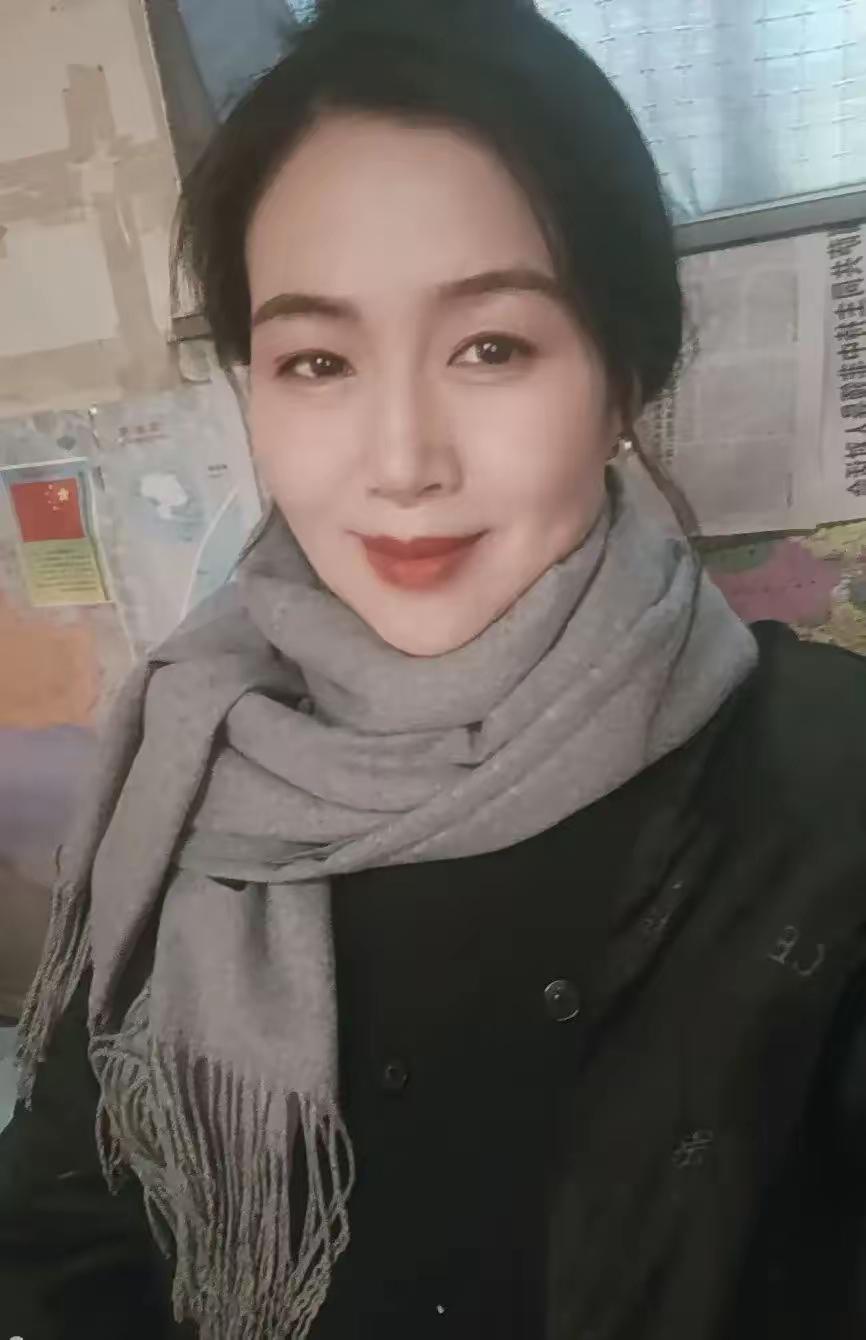 怎样穿出复古美人的精致韵味? 
漂亮不及韵味。