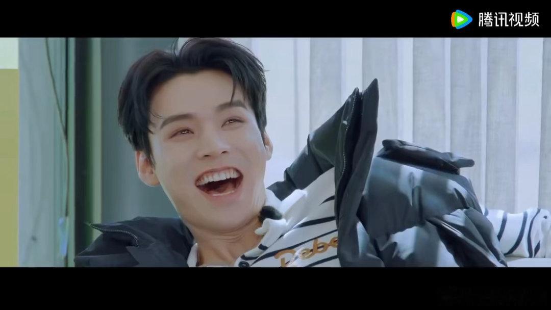林一对周也说我唱歌比你好听林一周也还没原谅现偶吗近距离贴耳的偶像剧氛围感拉满，本