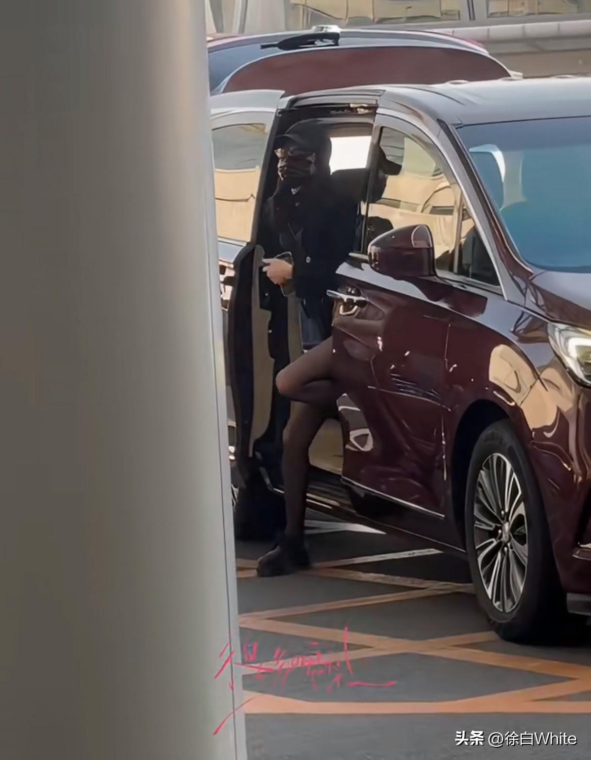 3月19日， 迪丽热巴回国后首次露面现身机场，进机场时给两路人大哥看迷糊了！
一