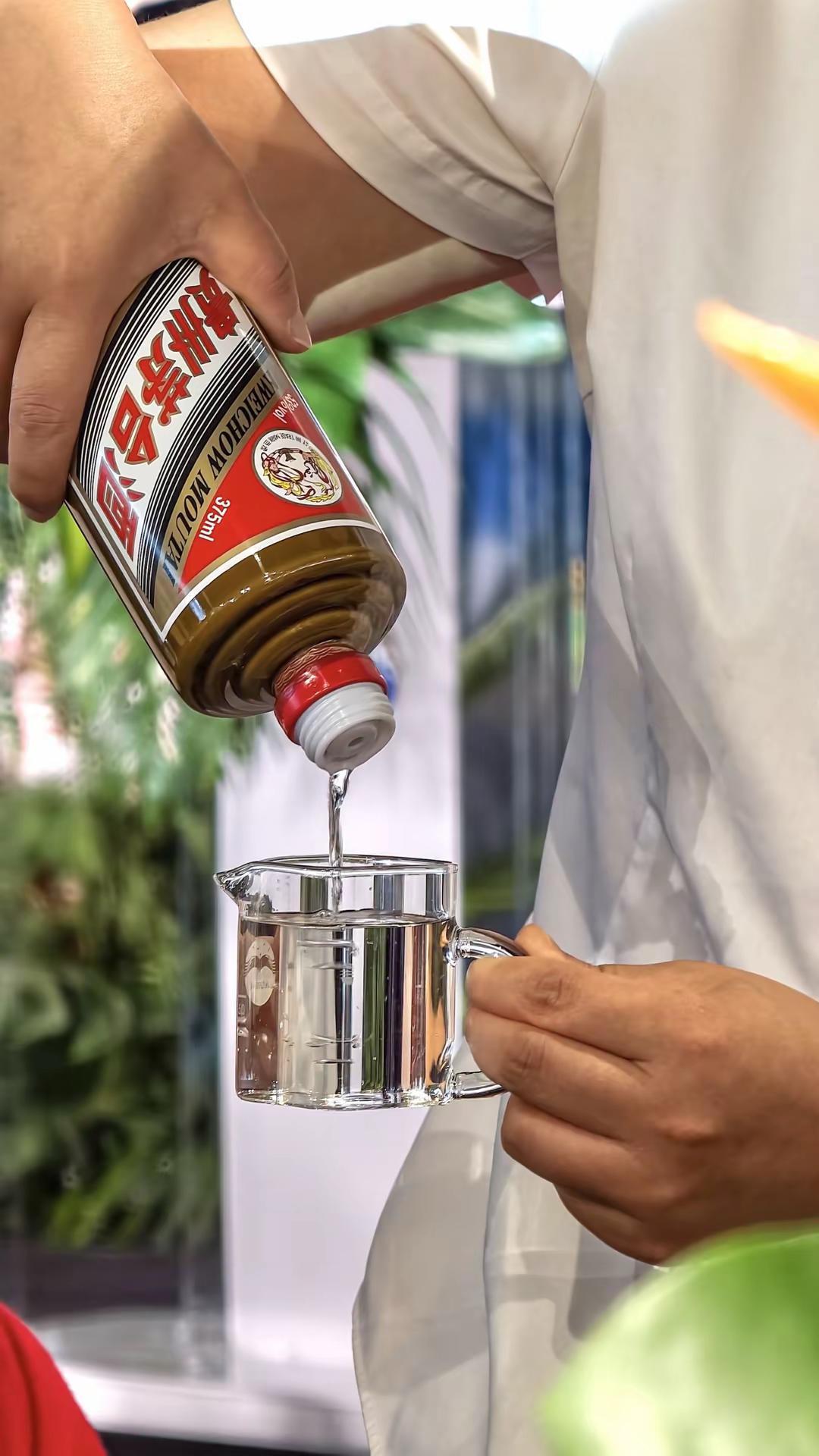 庆祝大连英博赛季双杀沈阳铁人，感谢川连提供的茅台！  沈阳球迷你就学吧！ 大连 