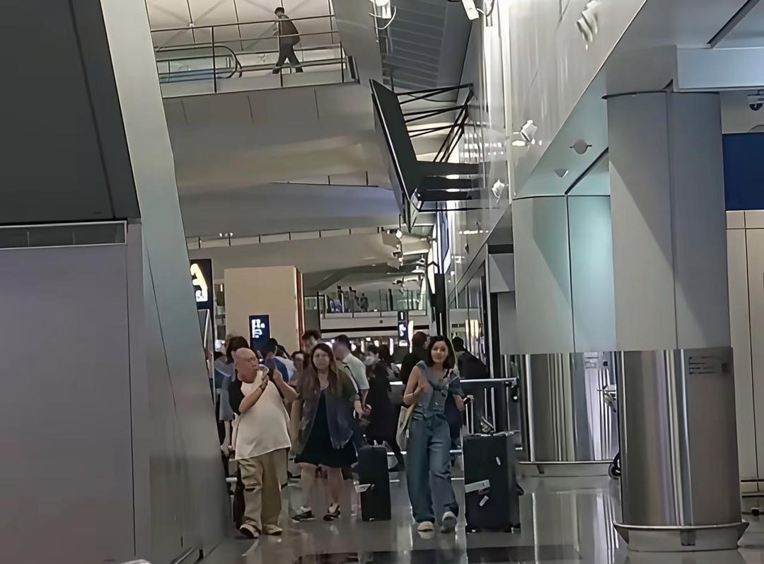 卫诗雅拿到百花奖最佳女主后返港，身边没有助理或者经纪人，低调的不像个明星。真的不