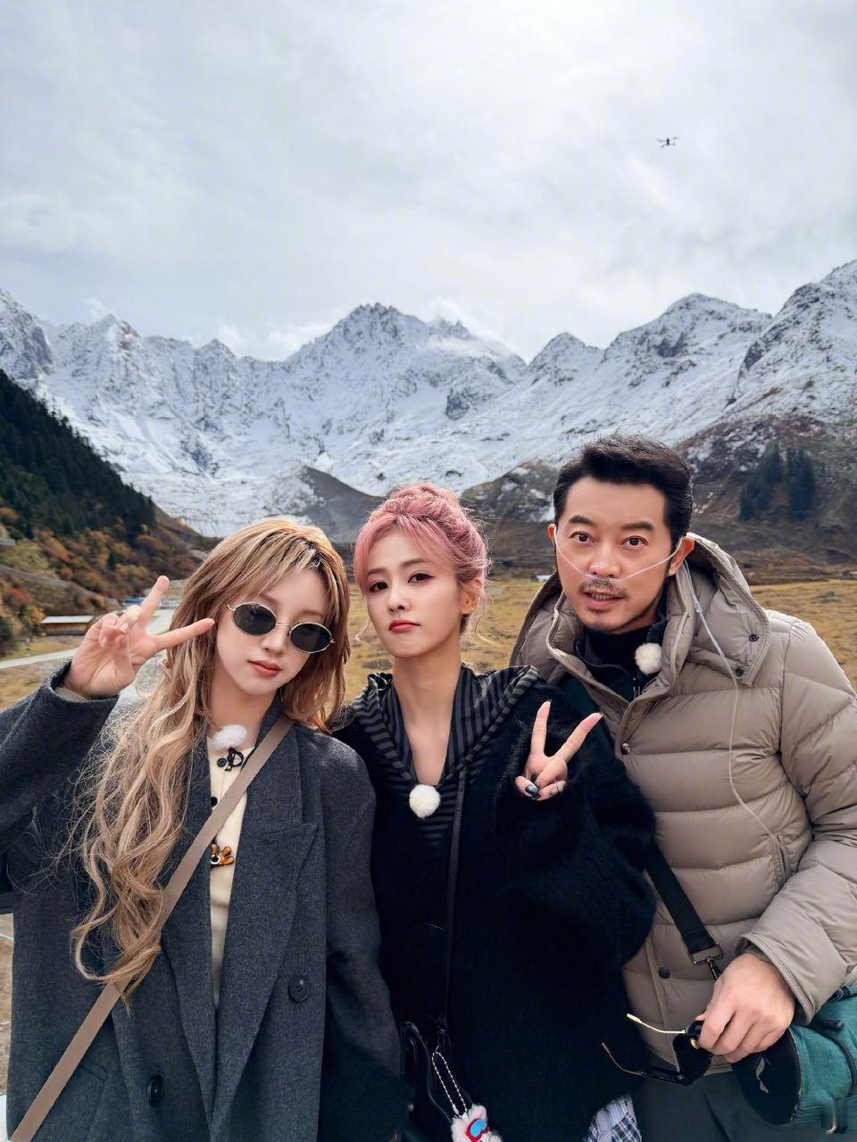 奔跑吧合照里，白鹿貌美如花！沙溢“身残志坚”。 ​​​