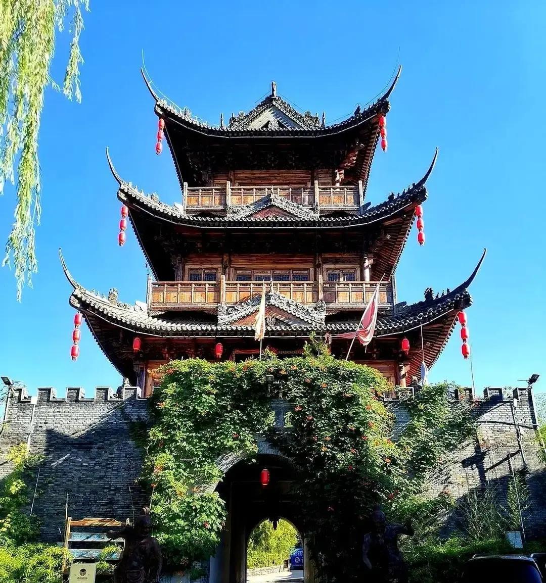 8个剧组已挤爆渭南老城
 
张艺谋把50亿砸在陕西渭南2800亩荒地，半年搭出2